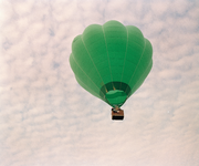 822474 Afbeelding van een heteluchtballon, opgestegen vanuit het Wilhelminapark te Utrecht, met daarin o.a. ...